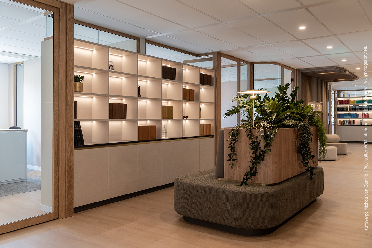 Maatwerk bankje met plantenbak in blond S128 Pembroke en kast in linnenstructuur FA44 Penelope