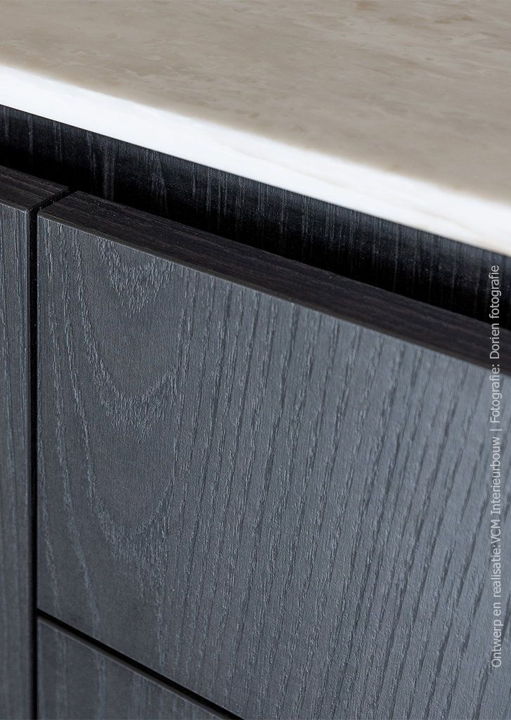 Detailfoto van keuken met fronten in donker houtdecor S176 Corteccia