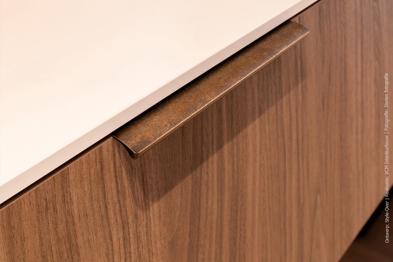 Detailfoto van met wasmeubel in lichtbruin walnootdecor LS13 Poro Noce