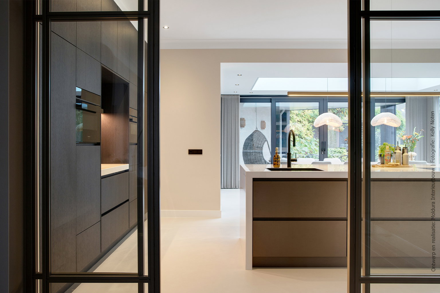 Moderne keuken met hoge kasten in vergrijsd zwart eikenlook S182 Quercia en een kookeiland in warm bronskleurige FA84 Reflex.