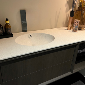 Inspiratiebeeld van solid surface waskom Parijs in decor DM4002 Gadthena naadloos verlijmd in een wastafel