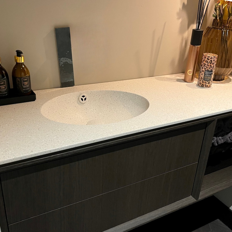 Inspiratiebeeld van solid surface waskom Parijs in decor DM4002 Gadthena naadloos verlijmd in een wastafel