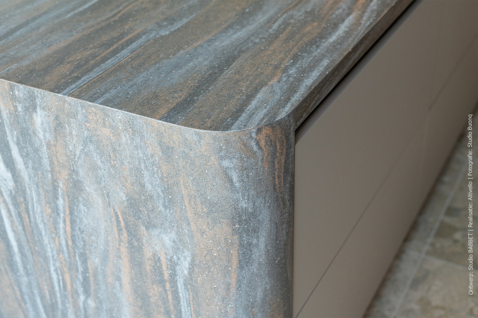 Kookeiland in warmbruin solid surface DM5004 Volcano met steenrode en grijze nuances