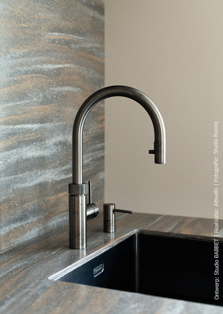 Keuken met blad in warmbruin solid surface DM5004 Volcano met steenrode en grijze nuances
