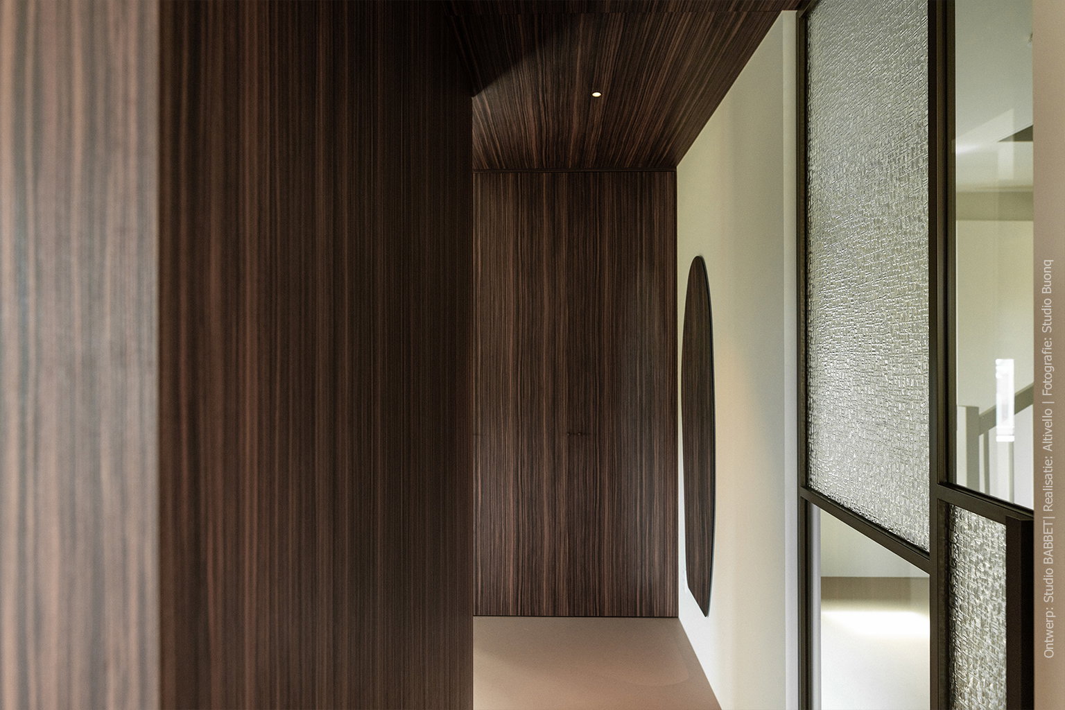 Slaapkamer met maatwerk wand- en plafondafwerking in donker Pallisanderdecor LK00 Matrix met voelbare houtnerf