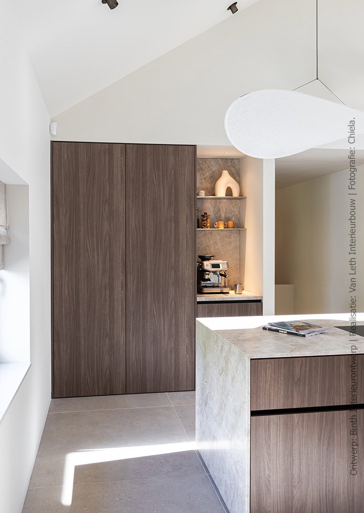 Moderne keuken met werkplek verscholen achter schuifdeur in warm walnootdecor LS14 Poro Noce