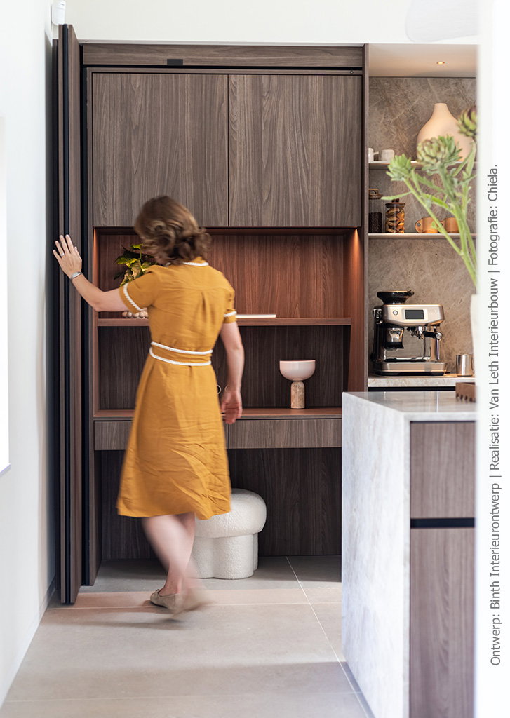 Close-up van ingebouwde werkplek in walnootdecor LS14 Poro Noce