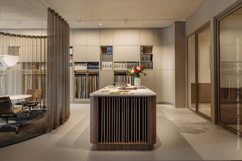 Stijlvolle mix vol aan materialen in showroom Siersema Stoffeerders