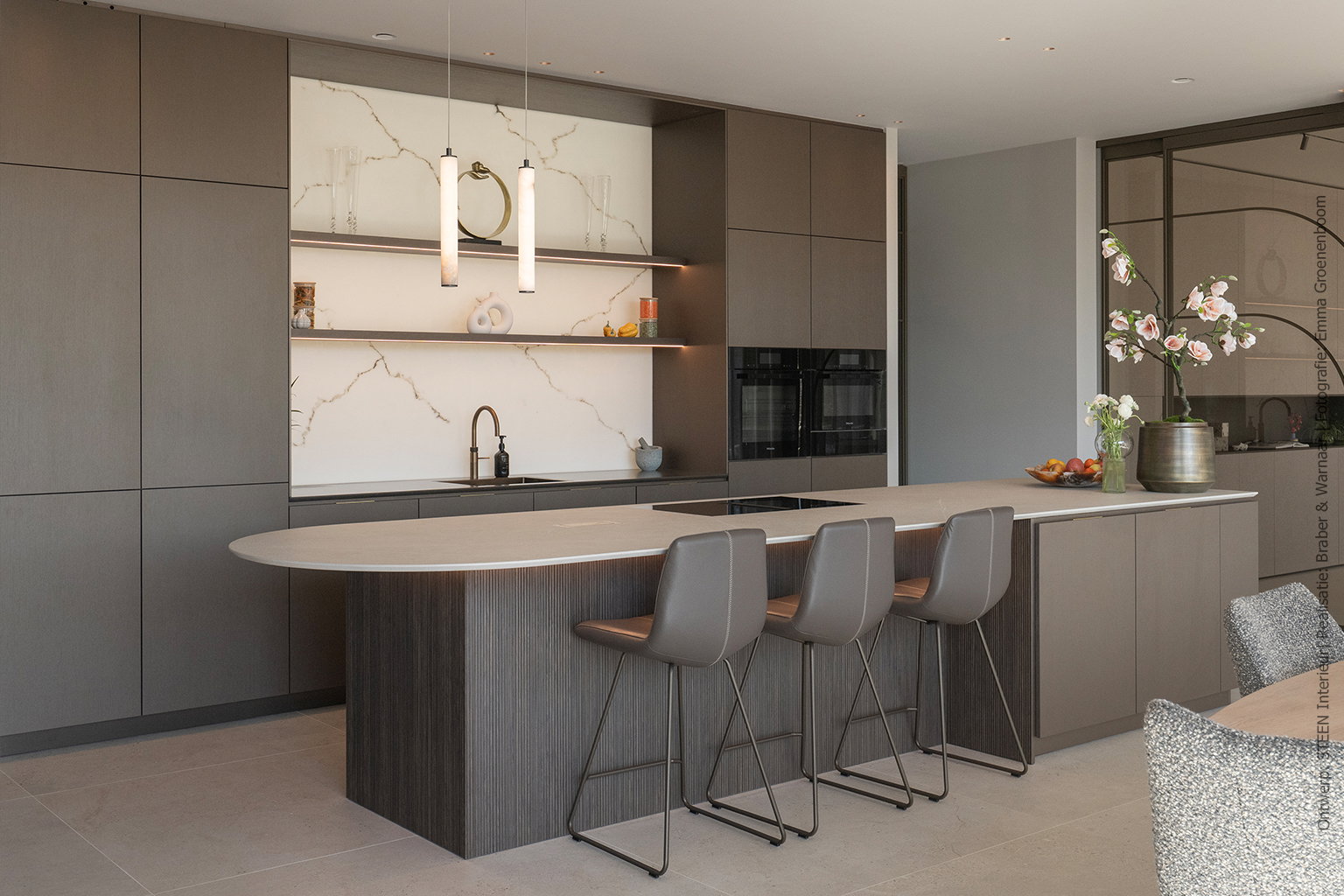 Moderne keuken met kookeiland, uitgevoerd in metallic decor FA84 Reflex met subtiele zijdeglans