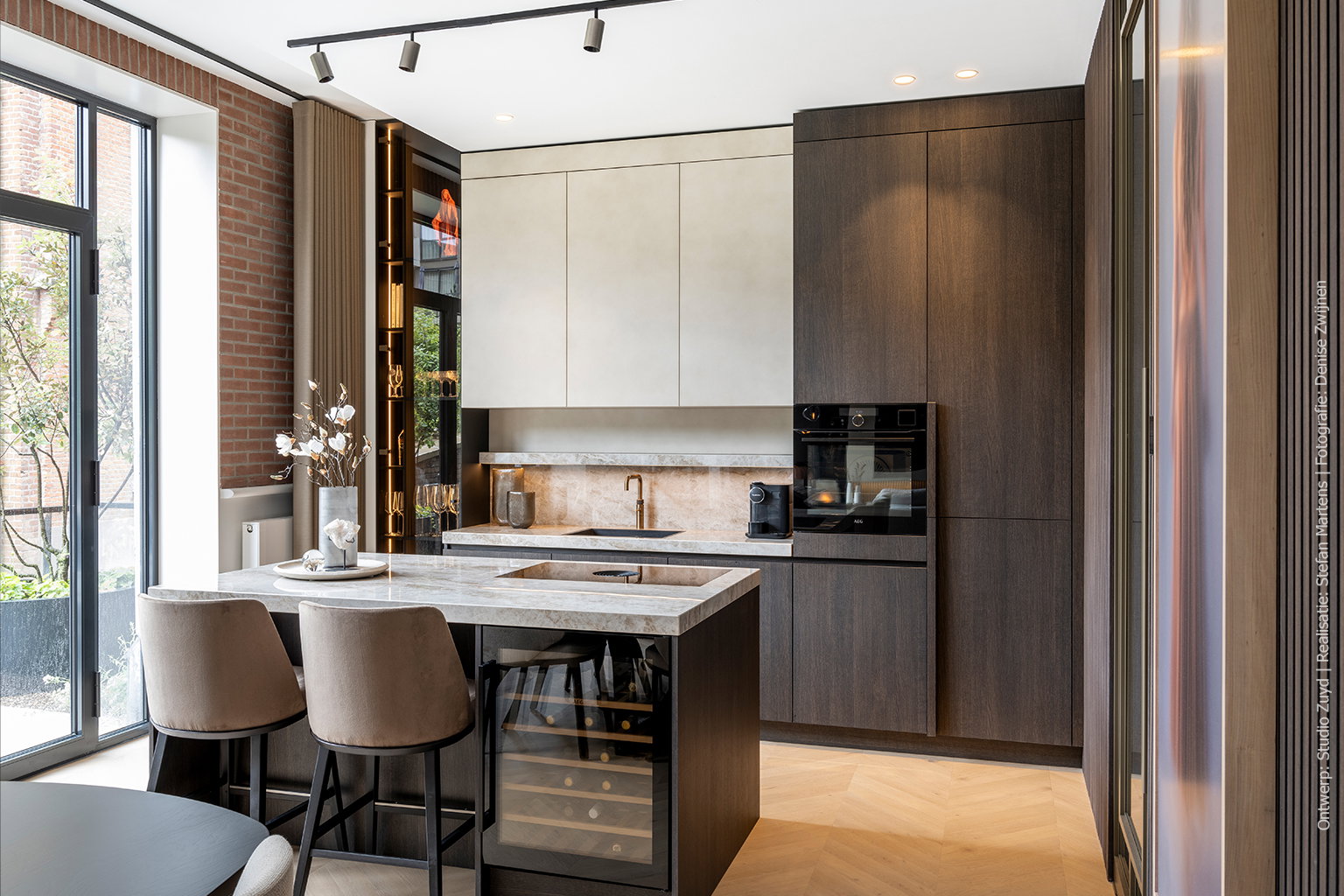 Inloopkast met aangrenzende badkamer uitgevoerd in donker houtdecor LR29 Sablé met gezandstraalde houtstructuur