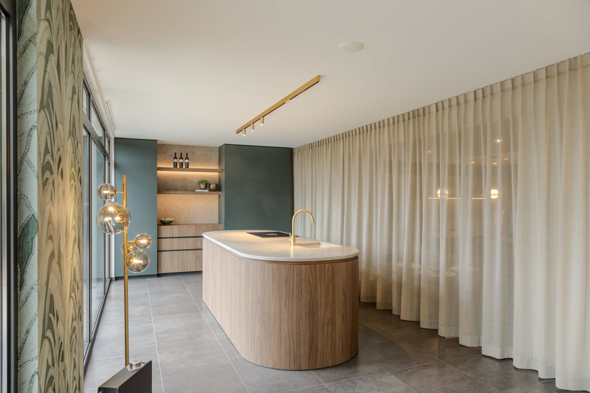 Stijlvolle moderne showroomkeuken met warme walnootkleurige LS40 Poro Noce fronten