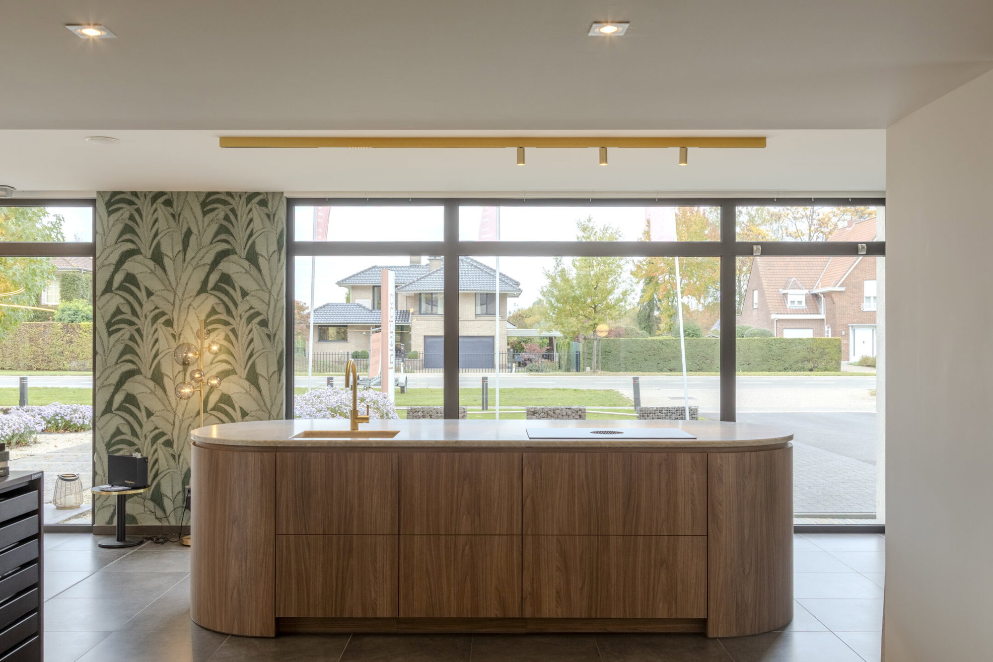 Stijlvolle moderne showroomkeuken met warme walnootkleurige LS40 Poro Noce fronten