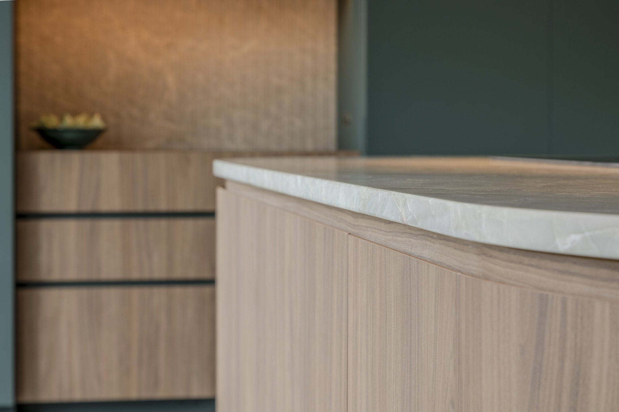Stijlvolle moderne showroomkeuken met warme walnootkleurige LS40 Poro Noce fronten