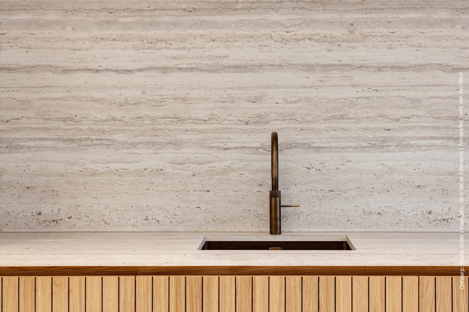 Moderne kantoorpantry met werkblad en achterwand in Travertin decor FD01 Taranta