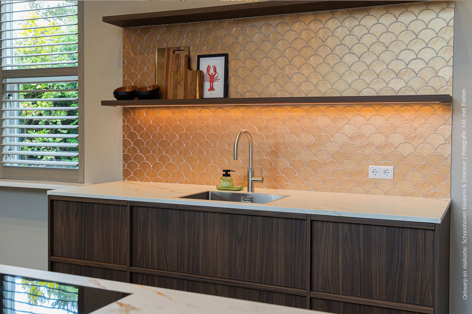 Moderne keuken met kookeiland in de mat donkerbruine LS17 Poro Noce met levendig walnoot decor