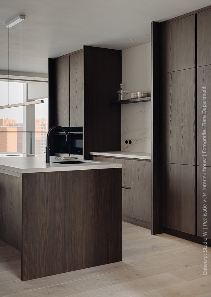 Moderne keuken met kookeiland in warm bruin iepenhoutdecor S156 Fronda