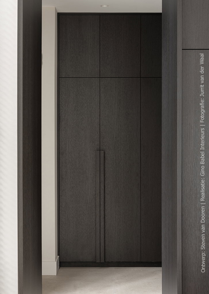 Kast in het donkerbruine houtdecor S181 Quercia