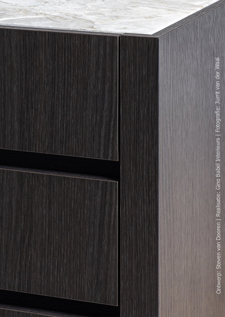 Keukendetail in het donkerbruine houtdecor S181 Quercia