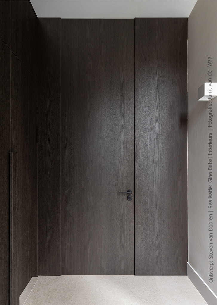 Deur in het donkerbruine houtdecor S181 Quercia