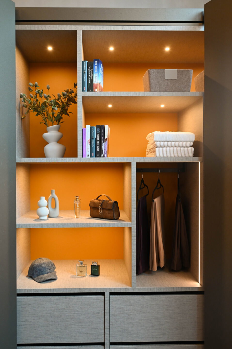 Keukenkasten in Cleaf FA84 Idea met goud-koperen look en subtiele aluminiumstructuur