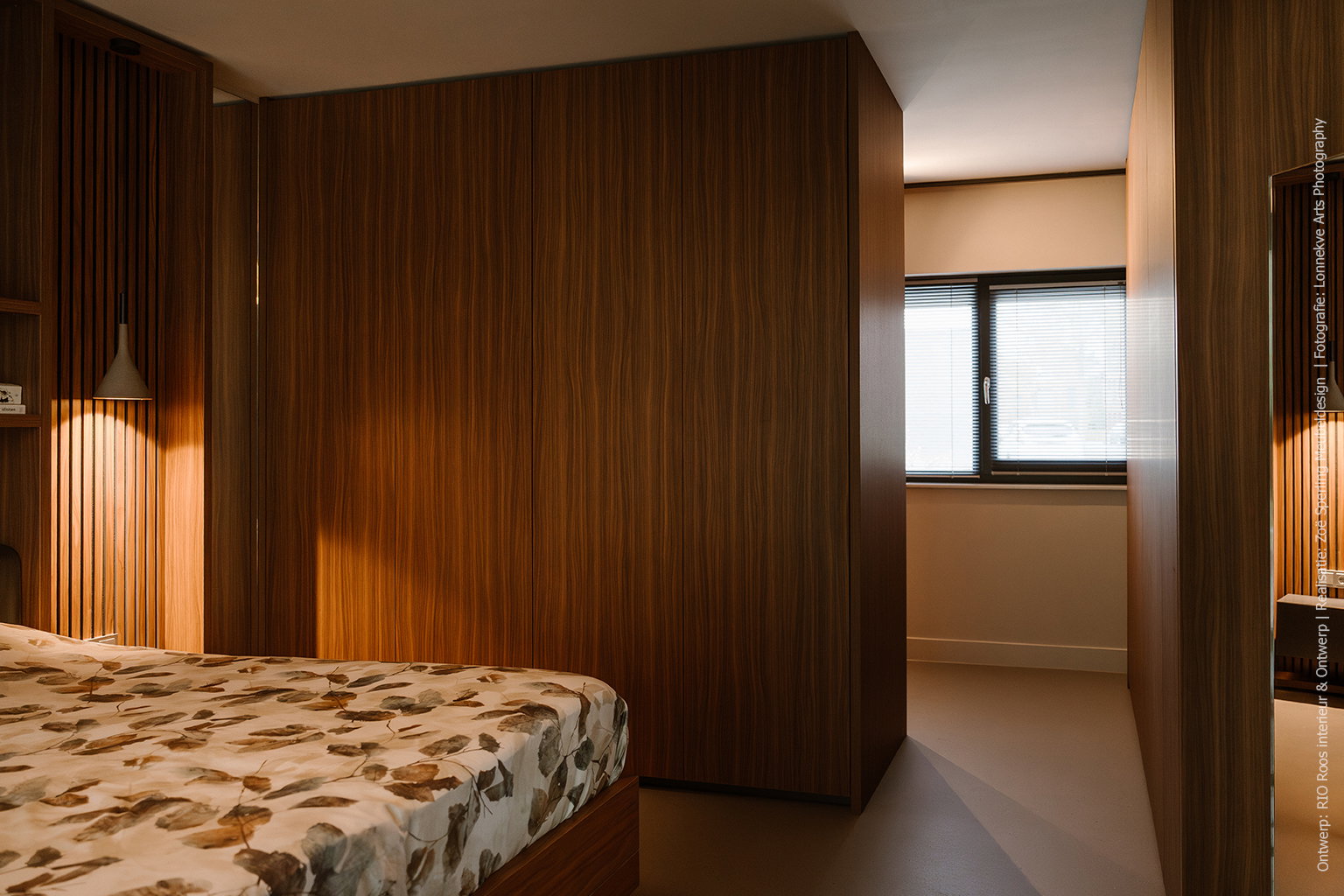 Moderne badkamer met wandafwerking in S185 Quercia, klassiek bruin eikenhoutdecor.