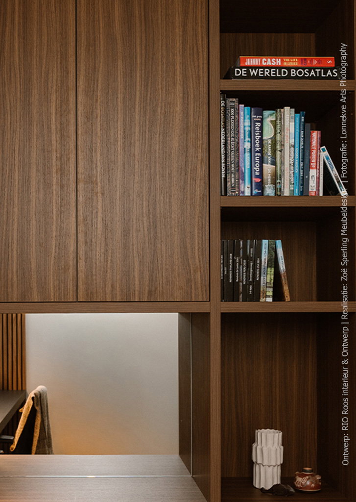 Detailbeeld werkplek in decor LS47 Poro Noce, met de warme uitstraling van kwartiers gezaagd walnoothout.