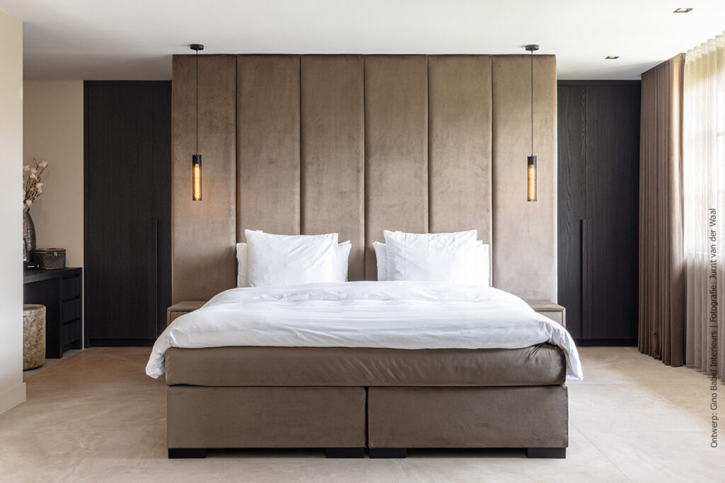 Een vleugje luxe in de slaapkamer met de verfijnde warmte van donker kastanjehout