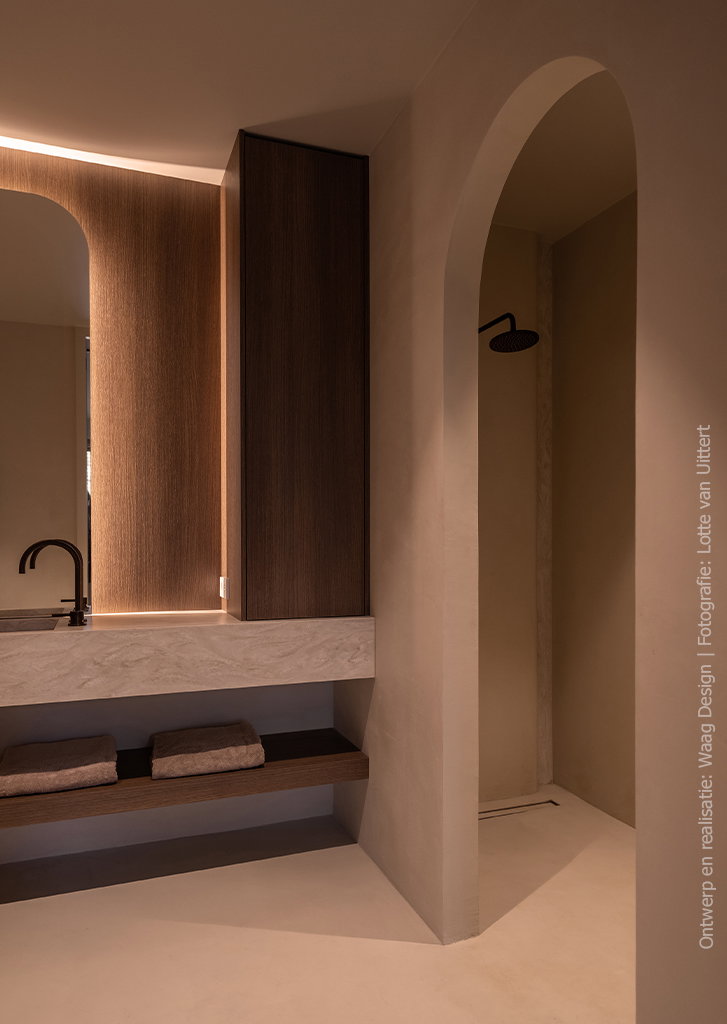Moderne badkamer met wandafwerking in S185 Quercia, klassiek bruin eikenhoutdecor.