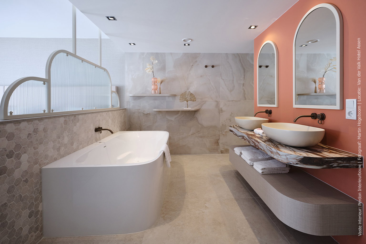 Hotelkamer met een wastafelblad in marmerdecor D045 Fiocco.