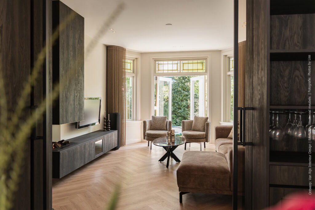 Een interieur waarin de textuur van verbrand hout centraal staat