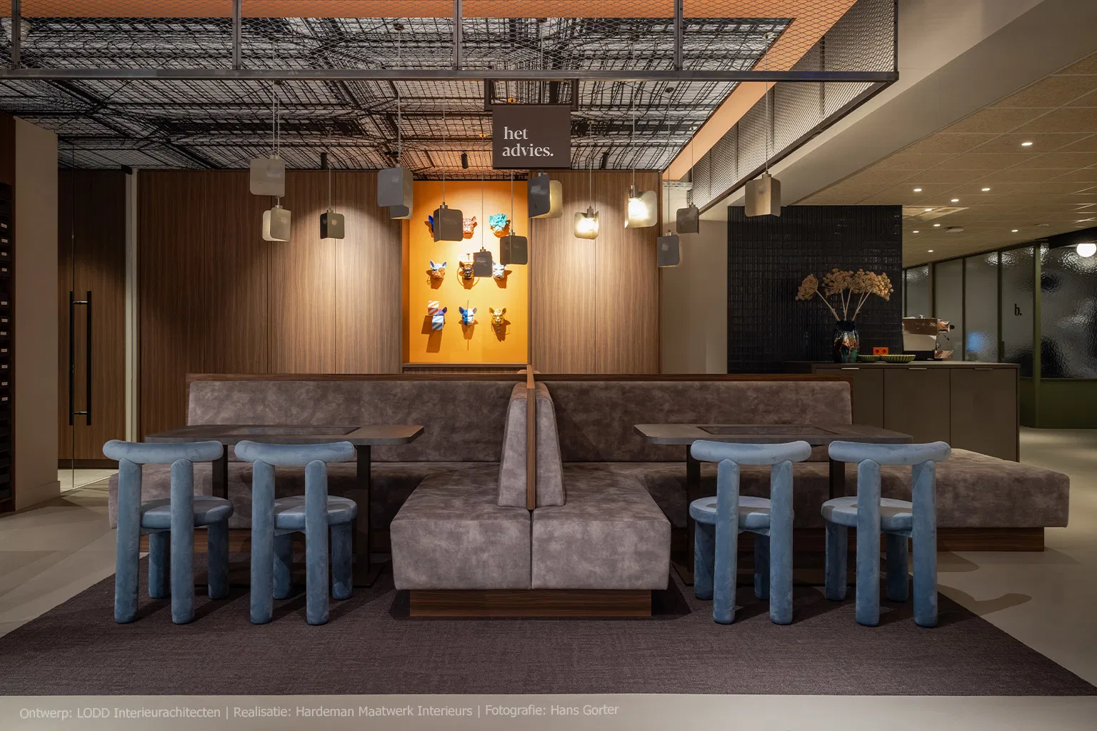 Optiekinterieur met wandmeubels in LS47 Poro Noce, een warmbruin kwartiers gezaagd walnootdecor met verticale nerf.
