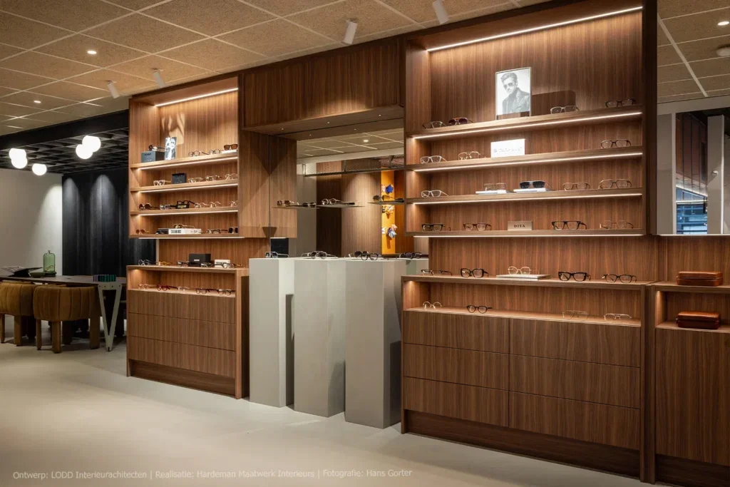 Warm walnoot als basis voor maatwerk in optiek