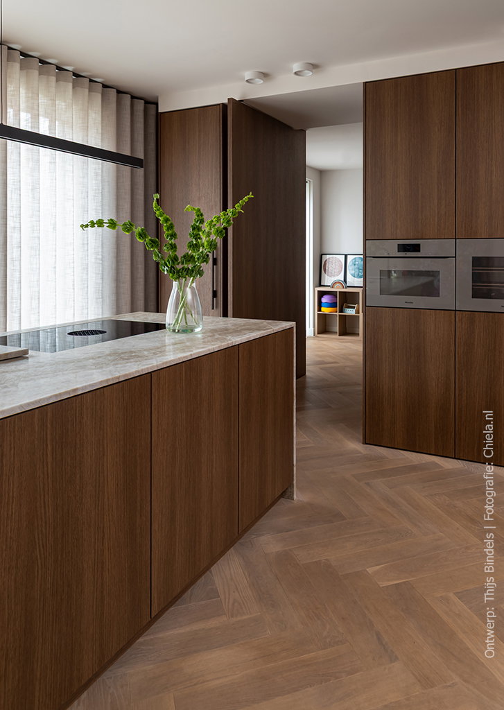 Keuken met eiland en geïntegreerde deur in klassiek bruin S185 Quercia van Cleaf