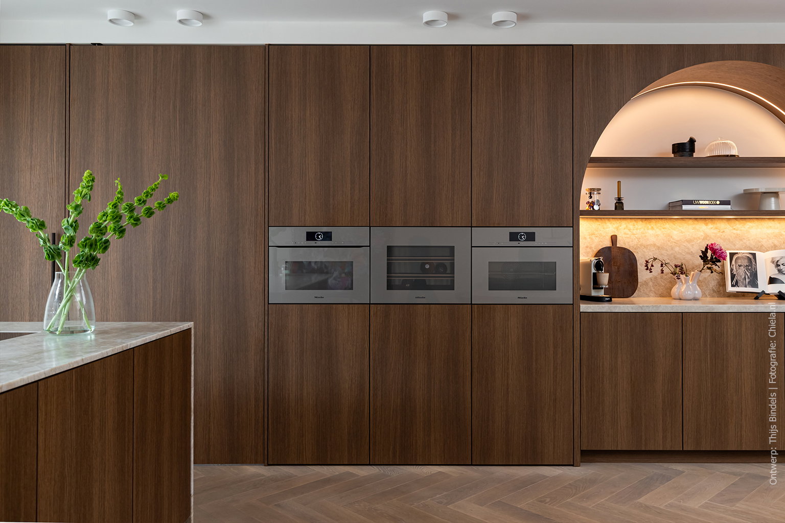 Keukenwand met fineeruitstraling in klassiek bruin S185 Quercia van Cleaf