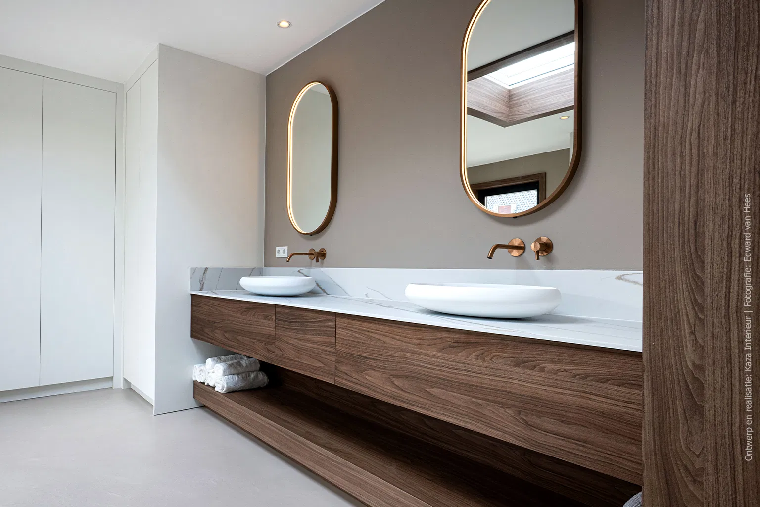 Wasmeubel met solid surface decor DM5044 Sun Kissed met marmerlook, gecombineerd met LS40 Poro Noce in warme walnoothoutstructuur.