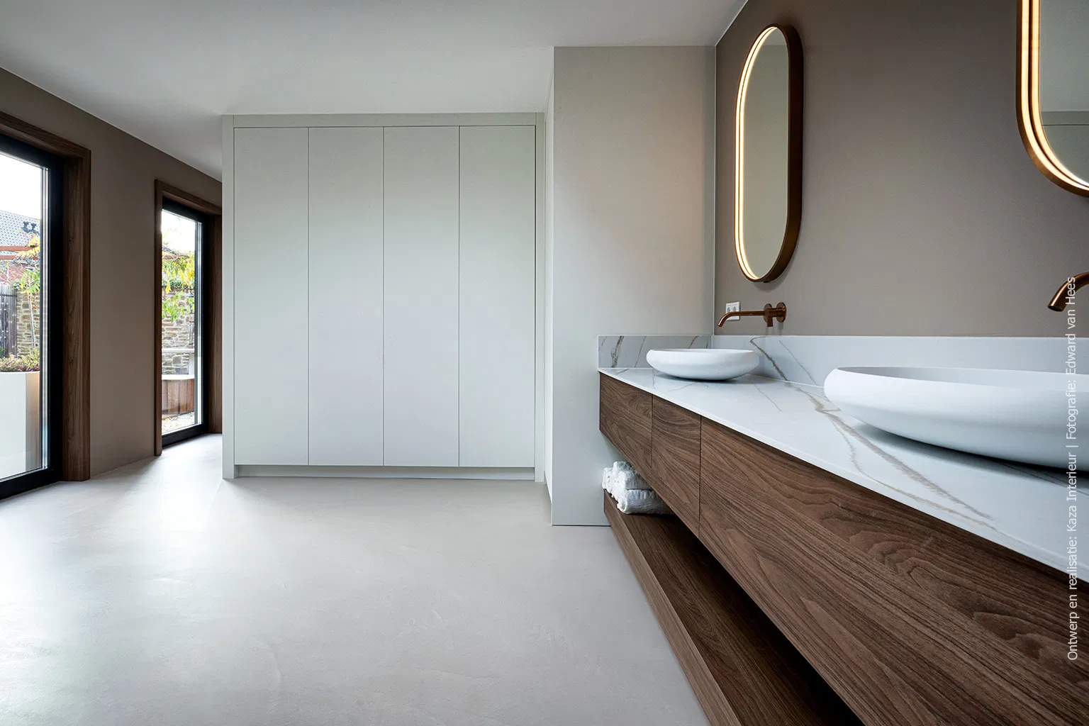 Wasmeubel met solid surface decor DM5044 Sun Kissed met marmerlook, gecombineerd met LS40 Poro Noce in warme walnoothoutstructuur.