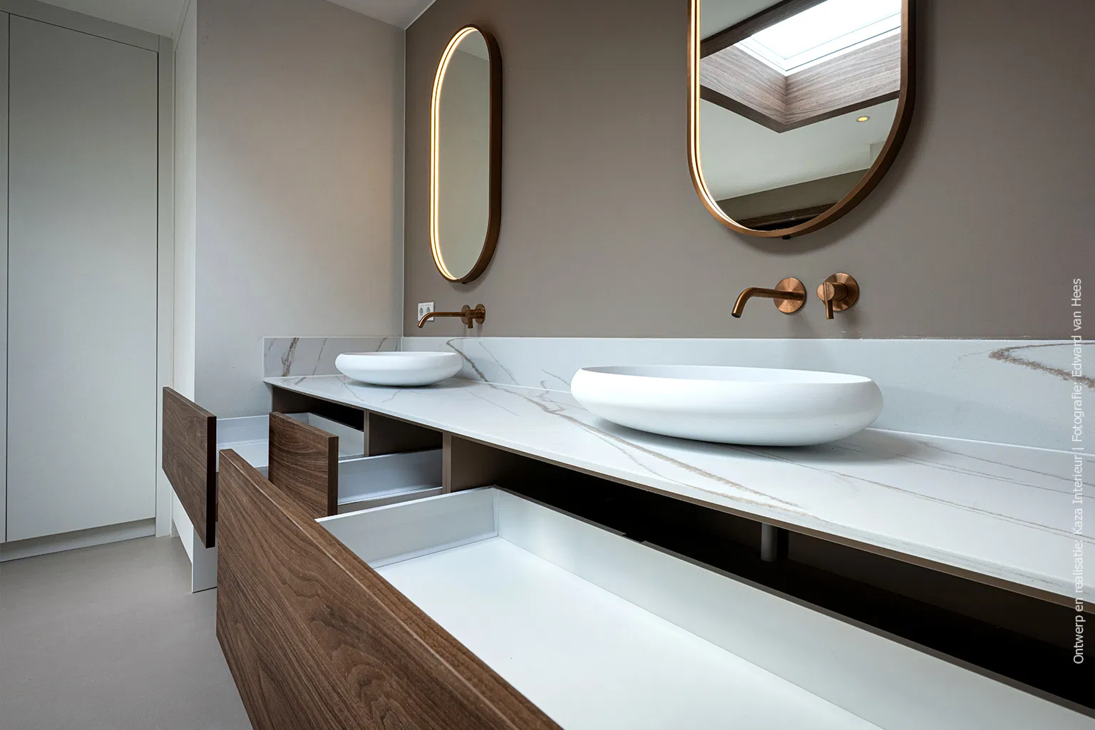 Wasmeubel met solid surface decor DM5044 Sun Kissed met marmerlook, gecombineerd met LS40 Poro Noce in warme walnoothoutstructuur.