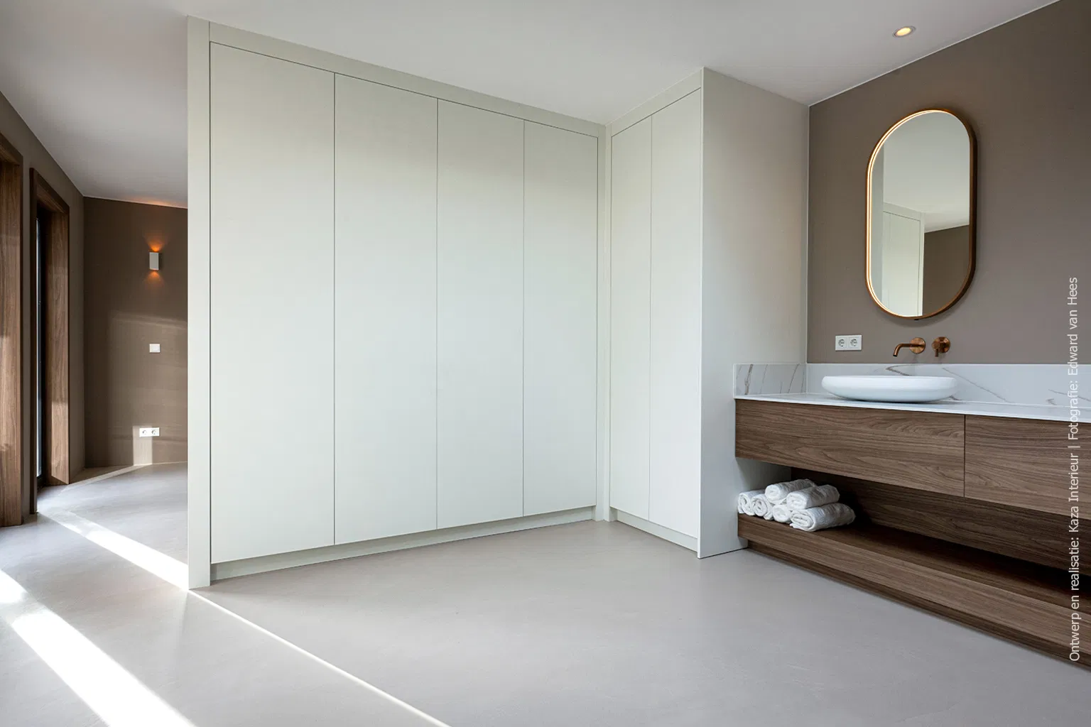 Wasmeubel met solid surface decor DM5044 Sun Kissed met marmerlook, gecombineerd met LS40 Poro Noce in warme walnoothoutstructuur.