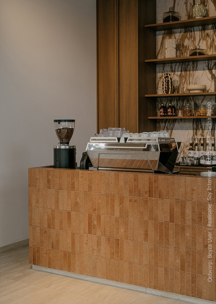 Bar in koffiezaak uitgevoerd in warm eikendecor S185 Quercia met achterwand in karaktervol marmerdecor D045 Fiocco