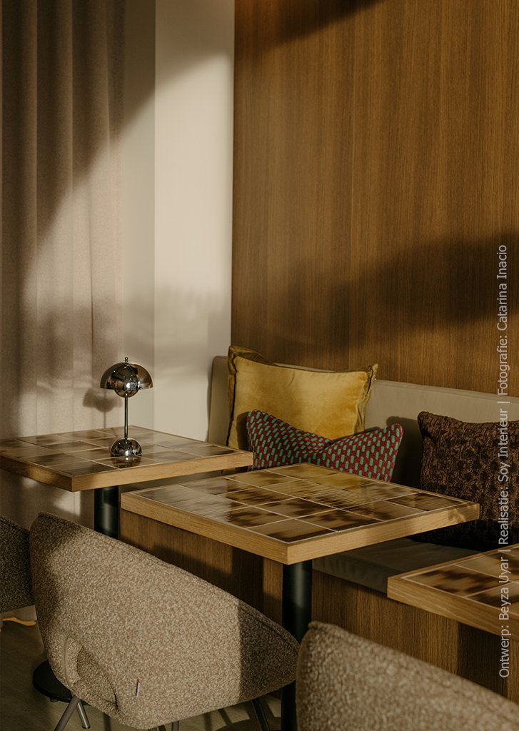 Wandbekleding in koffiezaak uitgevoerd in warm eikendecor S185 Quercia