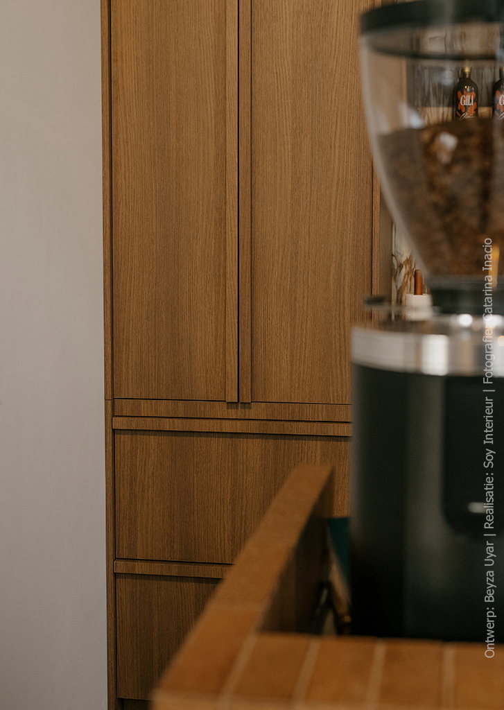 Detailfoto van maatwerk kast in koffiezaak uitgevoerd in warm eikendecor S185 Quercia
