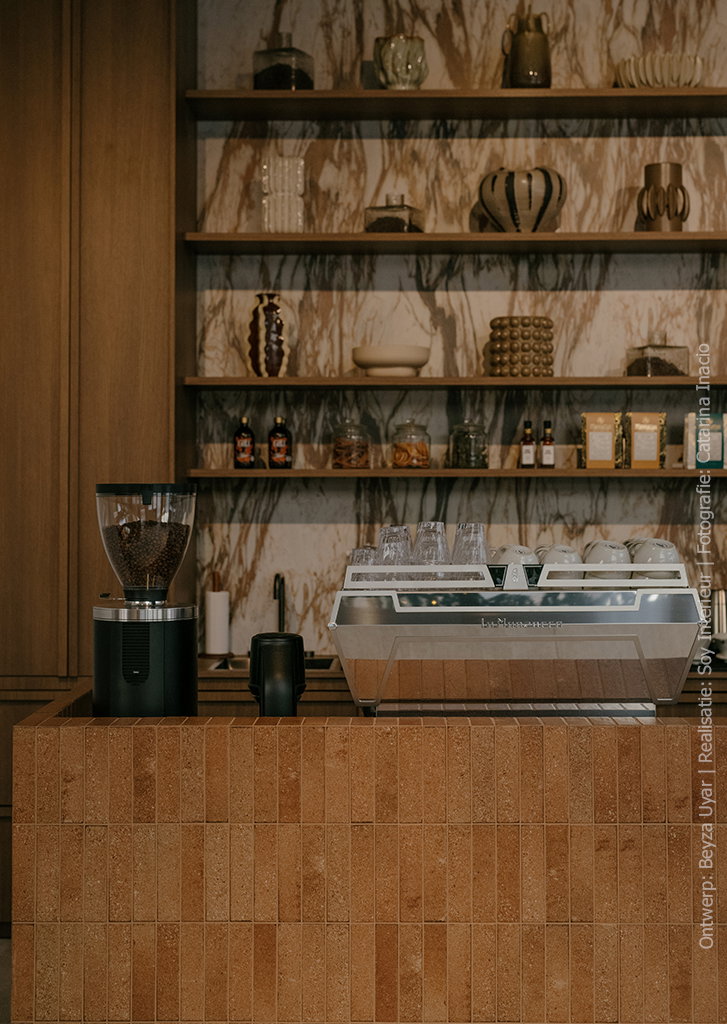 Bar in koffiezaak uitgevoerd in warm eikendecor S185 Quercia met achterwand in karaktervol marmerdecor D045 Fiocco