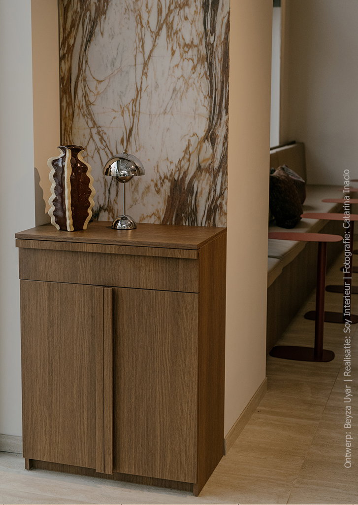 Maatwerk in koffiezaak uitgevoerd in warm eikendecor in combinatie met karaktervol marmerdecor. uitgevoerd in warm eikendecor S185 Quercia met achterwand in karaktervol marmerdecor D045 Fiocco
