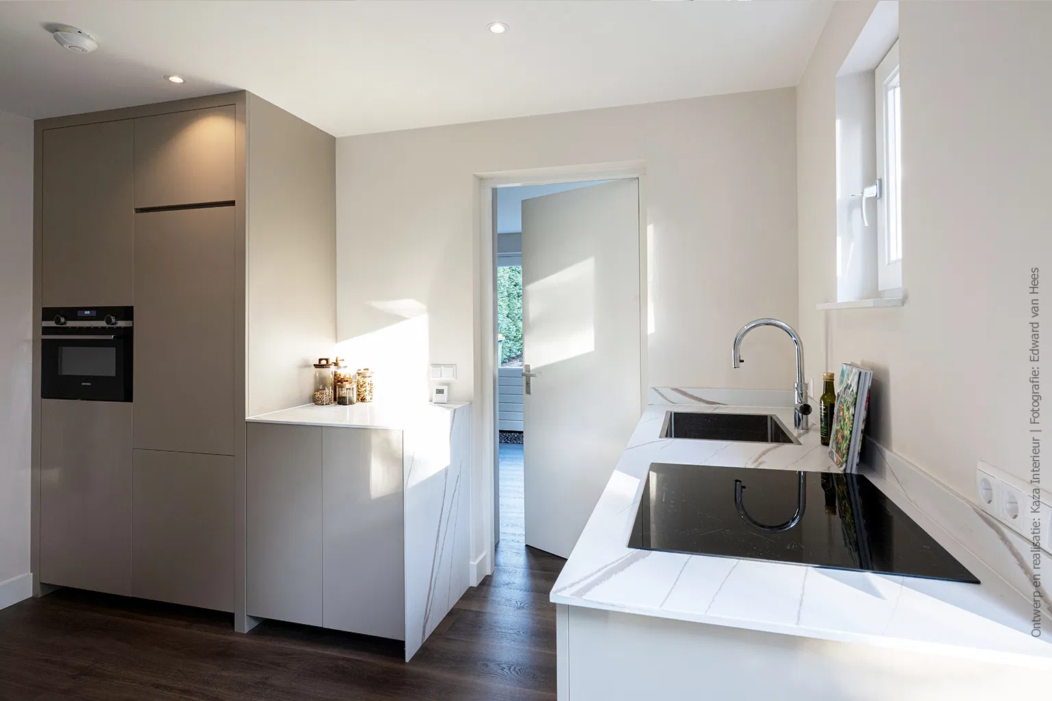 Keuken met licht beige UA80 Talco en DM5044 Sun Kissed solid surface met verfijnde marmerlook