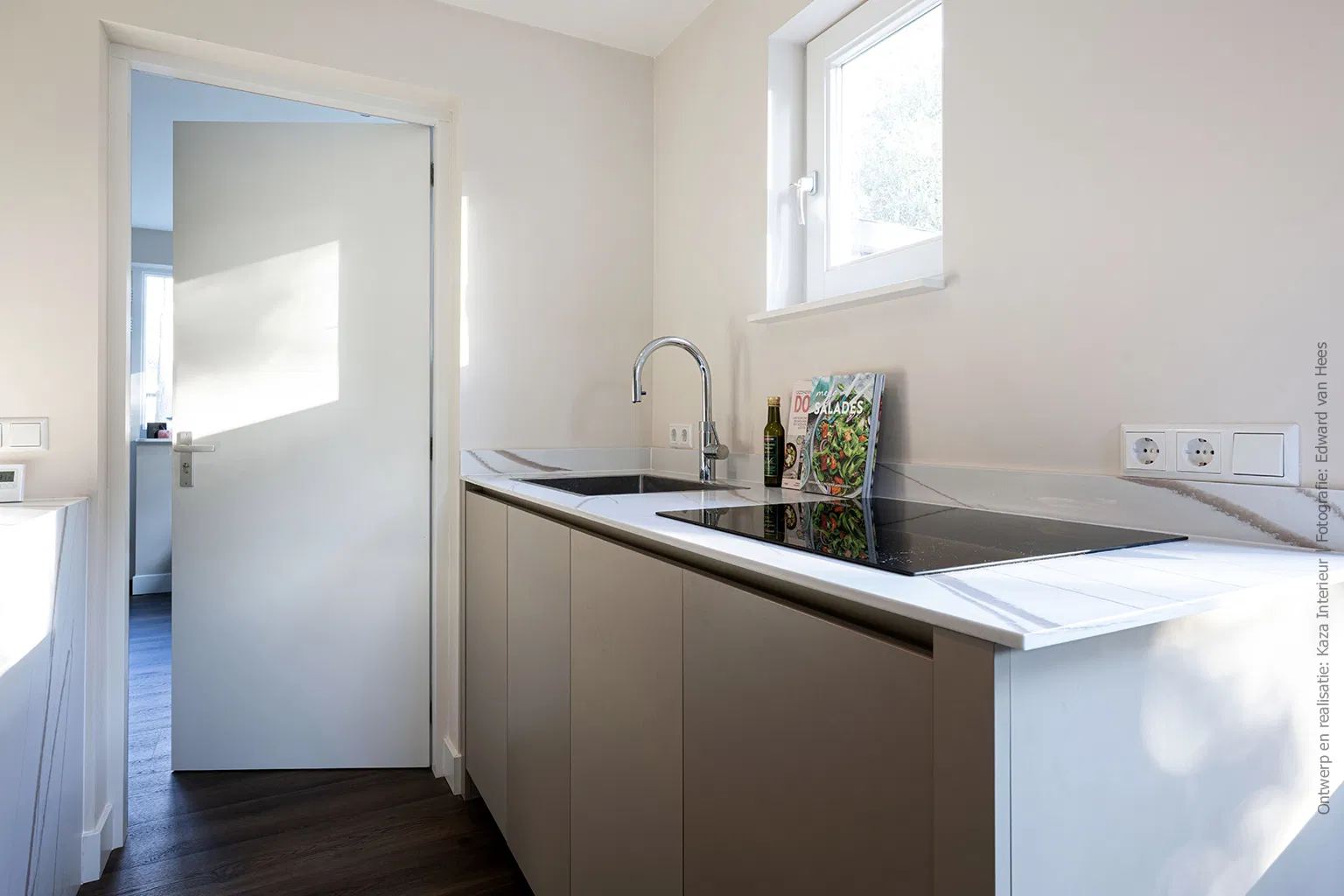 Keuken met licht beige UA80 Talco en DM5044 Sun Kissed solid surface met verfijnde marmerlook