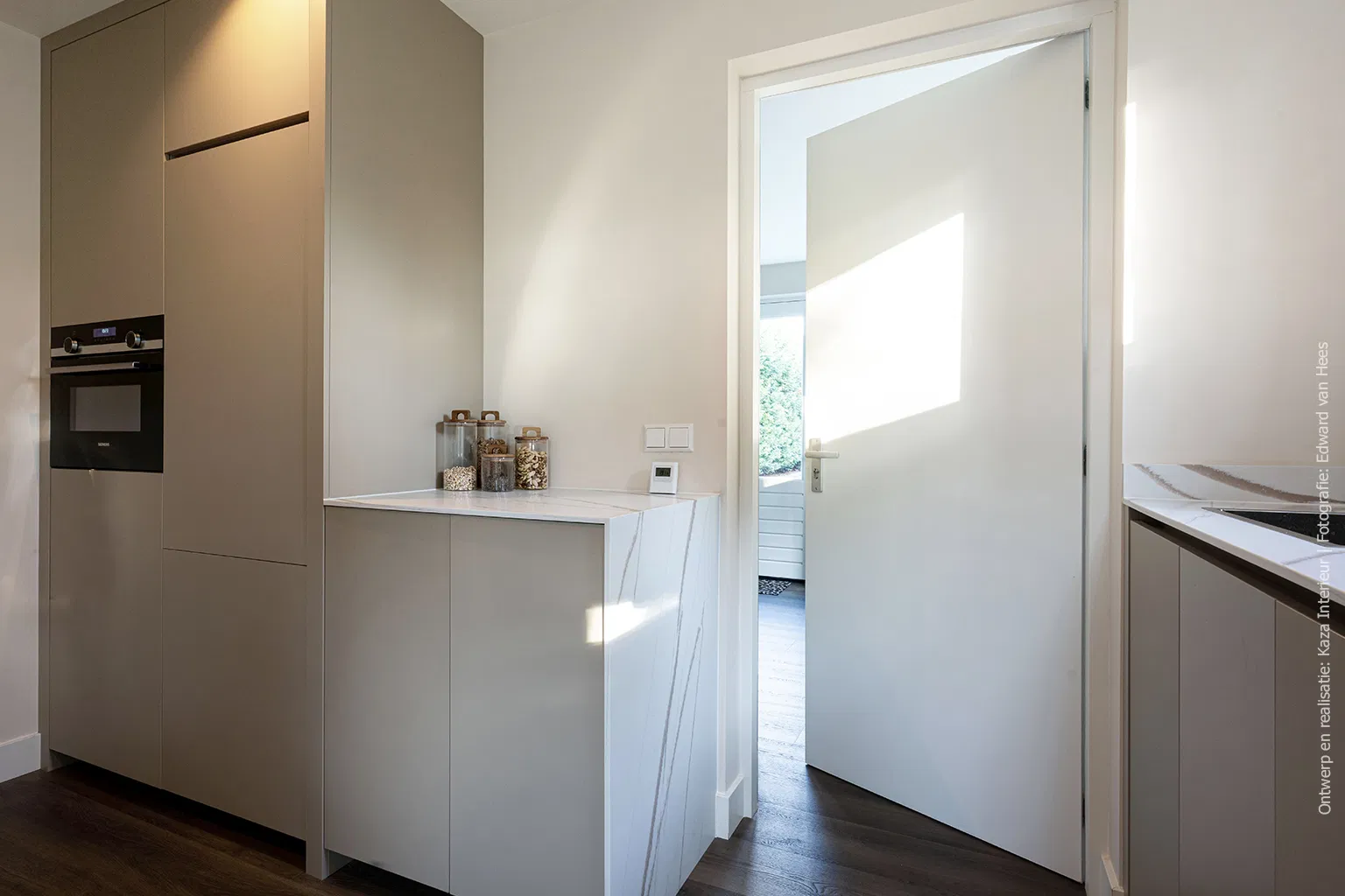Keuken met licht beige UA80 Talco en DM5044 Sun Kissed solid surface met verfijnde marmerlook