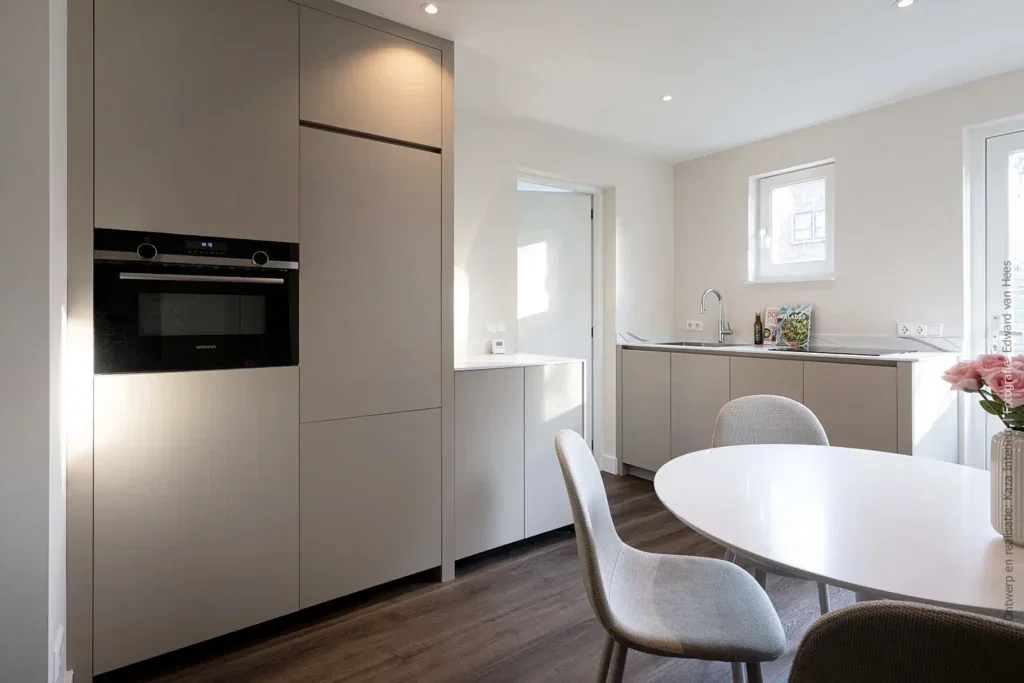 Keukendesign met licht beige basis en marmerstructuur solid surface blad