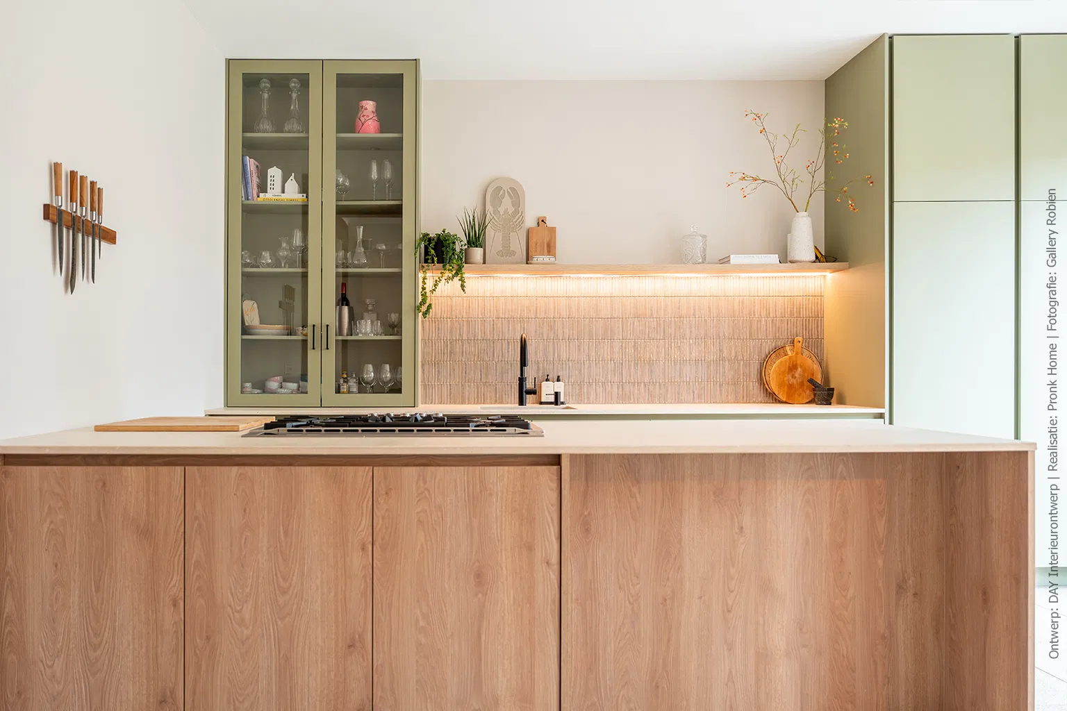 Moderne keuken met kasten in de groene UB40 Ovatta, gecombineerd met het eikenhout-geïnspireerde decor S128 Pembroke in het kookeiland.
