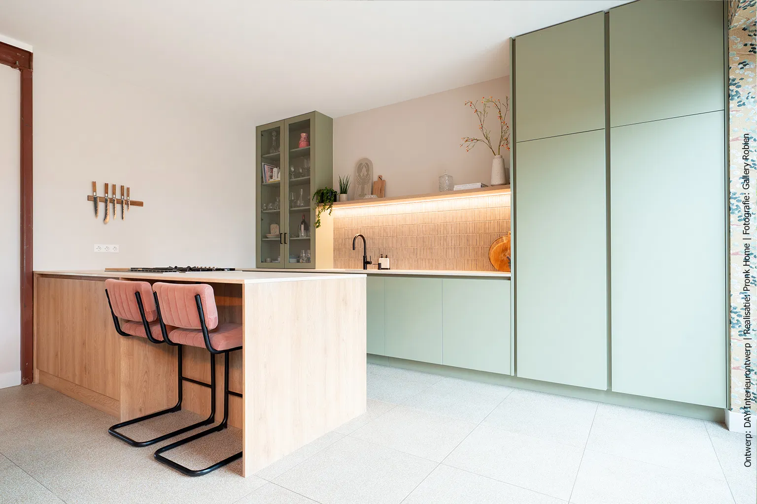Moderne keuken met kasten in de groene UB40 Ovatta, gecombineerd met het eikenhout-geïnspireerde decor S128 Pembroke in het kookeiland.