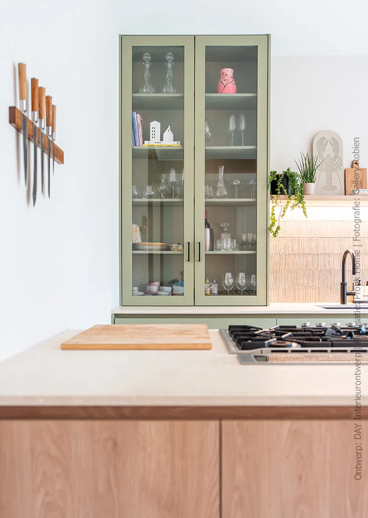 Moderne keuken met kasten in het groene UB40 Ovatta, gecombineerd met het eikenhout-geïnspireerde decor S128 Pembroke in het kookeiland.